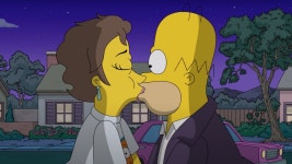 Olivia Colman Steals a Kiss From Homer in Exclusive ‘The Simpsons’ Clip