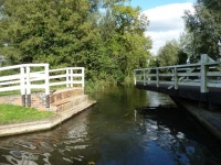 Sulhamstead swingbridge [no 21] starting... © Christine Johnstone cc-by-sa/2.0 :: Geograph Britain and Ireland Sulhamstead... 