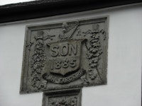 Lámh Dearg Éirinn crest, Manorhamilton © Kenneth Allen :: Geograph Britain and Ireland Lámh Dearg Éirinn crest... 
