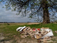 Pile of dumped animal bones © Bikeboy cc-by-sa/2.0 :: Geograph Britain and Ireland Pile of dumped animal bones &copy; Bikeboy cc... 