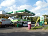 BP filling station and Londis store,... © David Smith cc-by-sa/2.0 :: Geograph Britain and Ireland BP filling station and Londis... 