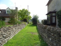 Footpath, Bredons Norton © JThomas cc-by-sa/2.0 :: Geograph Britain and Ireland Footpath, Bredons Norton &copy; JThomas cc-by... 