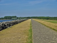 Macmillan Way - on the dam at Rutland... © Neil Theasby :: Geograph Britain and Ireland Macmillan Way - on the dam at Rutland......