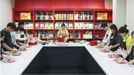 【韓國道地半日遊】品嚐紫菜飯捲、製作泡菜、韓服體驗 - KKday 【韓國道地半日遊】品嚐紫菜飯捲、製作泡菜、韓服體驗