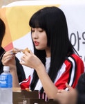 190414 트와이스(TWICE) 모모(Momo) 치킨 핫도그 먹방 Mukbang [잠실야구장] 4K 직캠 by 비몽 - 트둥닷컴