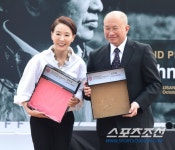 [포토] 오우삼 감독, 해운대에서 손 도장!