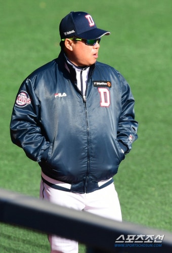 [포토] 김태형 감독, 가을 야구 전문가의 여유
