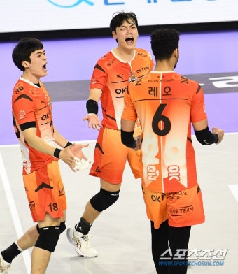 '레오 37득점' OK금융그룹, 풀세트 접전끝 선두 대한항공 격파! 4위 '점프'