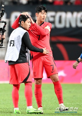 [포토] 이강인 격려하는 손흥민