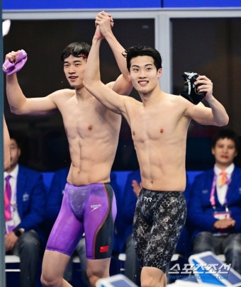 [포토] 황선우 '판잔러 축하 받으며 수영 2관왕' | 스포츠조선 [포토] 황선우 '판잔러 축하 받으며 수영 2관왕'