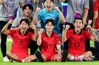 [포토] 정우영-엄원상-송민규 '우리가 이겼다' | 스포츠조선 [포토] 정우영-엄원상-송민규 '우리가 이겼다'