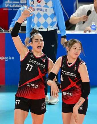 장신군단 정관장, 기업은행… | 스포츠조선 '이소영 없지만' 메가+지아 39득점 대폭발! 장신군단 정관장, 기업은행…