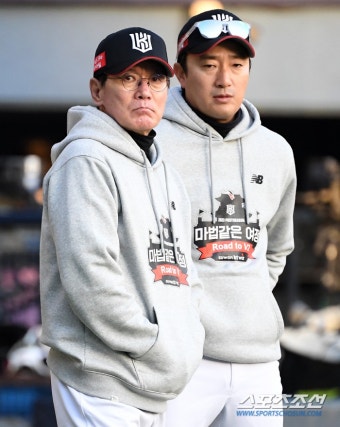 [포토] 이강철 감독 1차전 잡고 생긴 여유 - 스포츠조선