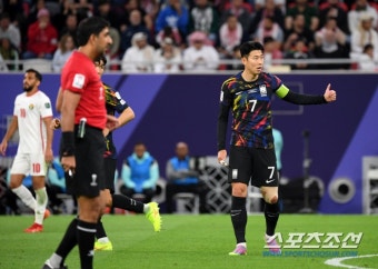 [포토] 대한민국 캡틴 손흥민 엄지척 - 스포츠조선