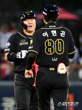 [포토] 2타점 2루타 최형우, 만루홈런에 살짝 힘이 모자랐네 - 스포츠조선