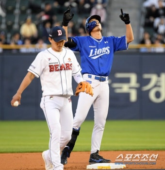 [포토] 2루타 삼성 구자욱 세리머니 - 스포츠조선