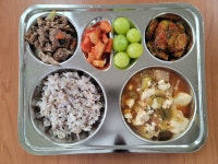 사진으로 보는 급식<급식마당<알림마당<음성여자중학교 음성여자중학교