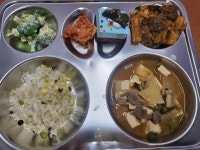 이달의식단<식생활관소식<율량소식<율량초등학교 율량초등학교