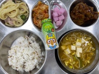 우리학교 식단사진<식생활관<학교마당<소태초등학교 소태초등학교