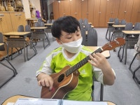 우쿨렐레(통기타)<선택형교육프로그램(방과후학교프로그램)<늘봄학교<천곡초등학교 천곡초등학교