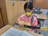 우쿨렐레(통기타)<선택형교육프로그램(방과후학교프로그램)<늘봄학교<천곡초등학교 천곡초등학교