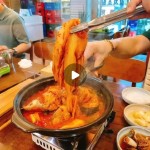 첫째날 먹은 #바다속고등어쌈밥 ! 진짜 대존맛탱♡ ♡ 묵은지가 예술이였따!!남편은 제주도 여행내내 저 묵은지가 계속 생각났다고... 