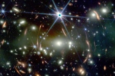 Improved model for the mass distribution of galaxy cluster SMACS J0723.3−7327 based on Webb telescope image