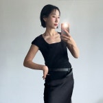 [320쇼룸] 에센셜 커브 라인 니트 티셔츠_블랙 - 주식회사 패션지오 [320쇼룸] 에센셜 커브 라인 니트 티셔츠_블랙