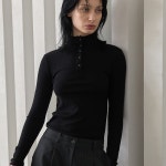 [320쇼룸] 넥라인 버튼 골지 터틀넥 - 주식회사 패션지오 [320쇼룸] 넥라인 버튼 골지 터틀넥