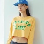 [언노운플라넷] 바시티 로고 크롭티 옐로우 - 주식회사 서울쇼룸 [언노운플라넷] 바시티 로고 크롭티 옐로우