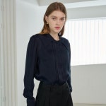 엘렌 플리츠 블라우스 Ellen Pleats Blouse_NAVY - 주식회사 서울쇼룸 엘렌 플리츠 블라우스 Ellen Pleats Blouse_NAVY