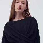 [리이] TWISTED DRAPE BLOUSE BLACK - 주식회사 서울쇼룸 [리이] TWISTED DRAPE BLOUSE BLACK