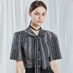 [와이제이] ANGELICA LACE PRINT TIE BLOUSE_BLACK - 주식회사 패션지오 [와이제이] ANGELICA LACE PRINT TIE BLOUSE_BLACK