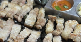 고기를 돌에다 굽네요 ㄷㄷ - 세리에매니아