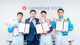 신세계그룹 뉴스룸 창립 30주년 신세계푸드, 기념식 없애고 현장 경영 강화… 응급조치로 동료 생명 구한 직원에게 우수사원 포상 | 신세계그룹... 