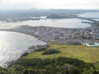 그누보드 - 제주도 성산일출봉에서 내려다보이는 풍경 > 사진게시판 제주도 성산일출봉에서 내려다보이는 풍경 > SIR