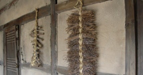 악양 평사리의 고가옥 벽면 - SIR - 개발자 커뮤니티