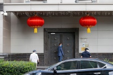 US agents force their way into Chinas consulate in Houston as diplomats pack up