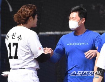 추신수-오승환 '동갑내기 친구의 뜨거운 포옹' [대구영상] | 스포츠조선 추신수-오승환 '동갑내기 친구의 뜨거운 포옹' [대구영상]