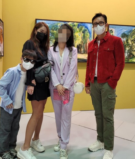 이병헌-이민정 부부 아들 준후, 최초 얼굴 공개로 관심 모으다