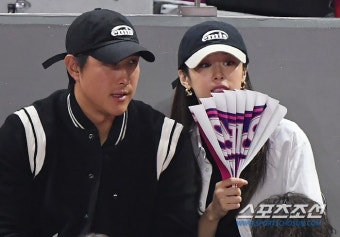 지연황재균, 커플 모자 쓰고 김연경 경기 관람...달달한 신혼부부 | 스포츠조선 지연황재균, 커플 모자 쓰고 김연경 경기 관람...달달한 신혼부부