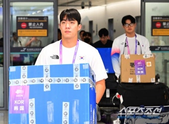 [포토] 원태인 '야구대표팀과 함께 항저우 입국' | 스포츠조선 [포토] 원태인 '야구대표팀과 함께 항저우 입국'