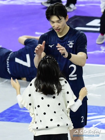 '방송사고?' 한선수 인터뷰 급습한 아이들 누구? 생일 자축하는 활약과 … | 스포츠조선 '방송사고?' 한선수 인터뷰 급습한 아이들 누구? 생일...