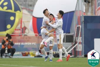 '김현욱 3G연속골X이중민 슬릭백 멀티골'김천,수원에 4-1승!깜짝1위.… | 스포츠조선 '김현욱 3G연속골X이중민 슬릭백 멀티골'김천,수원에 4...