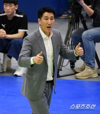 한국전력, 권영민 감독과 재계약...저연차 선수 육성 의지 봤다 | 스포츠조선 한국전력, 권영민 감독과 재계약...저연차 선수 육성 의지 봤다