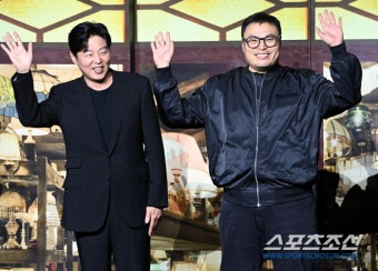 [포토] '조명가게' 김희원 감독-강풀 작가, 수줍은 손인사 | 스포츠조선 [포토] '조명가게' 김희원 감독-강풀 작가, 수줍은 손인사