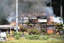 岐阜県郡上市で住宅と車庫焼く　けが人なし：中日新聞Web