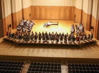 Enjoy the concert in the audience seats set up on the stage：中日新聞Web