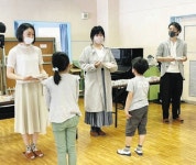 静岡出身の宇佐美菜穂、熱海の土石流被災小学校で読み聞かせ「元気をもらったのはこちら側でした」：中日スポーツ・東京中日スポーツ... 