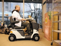 便利 安全 福祉用具の今　ＡＩ内蔵見守りカメラ／自動減速電動車いす：北陸中日新聞Web